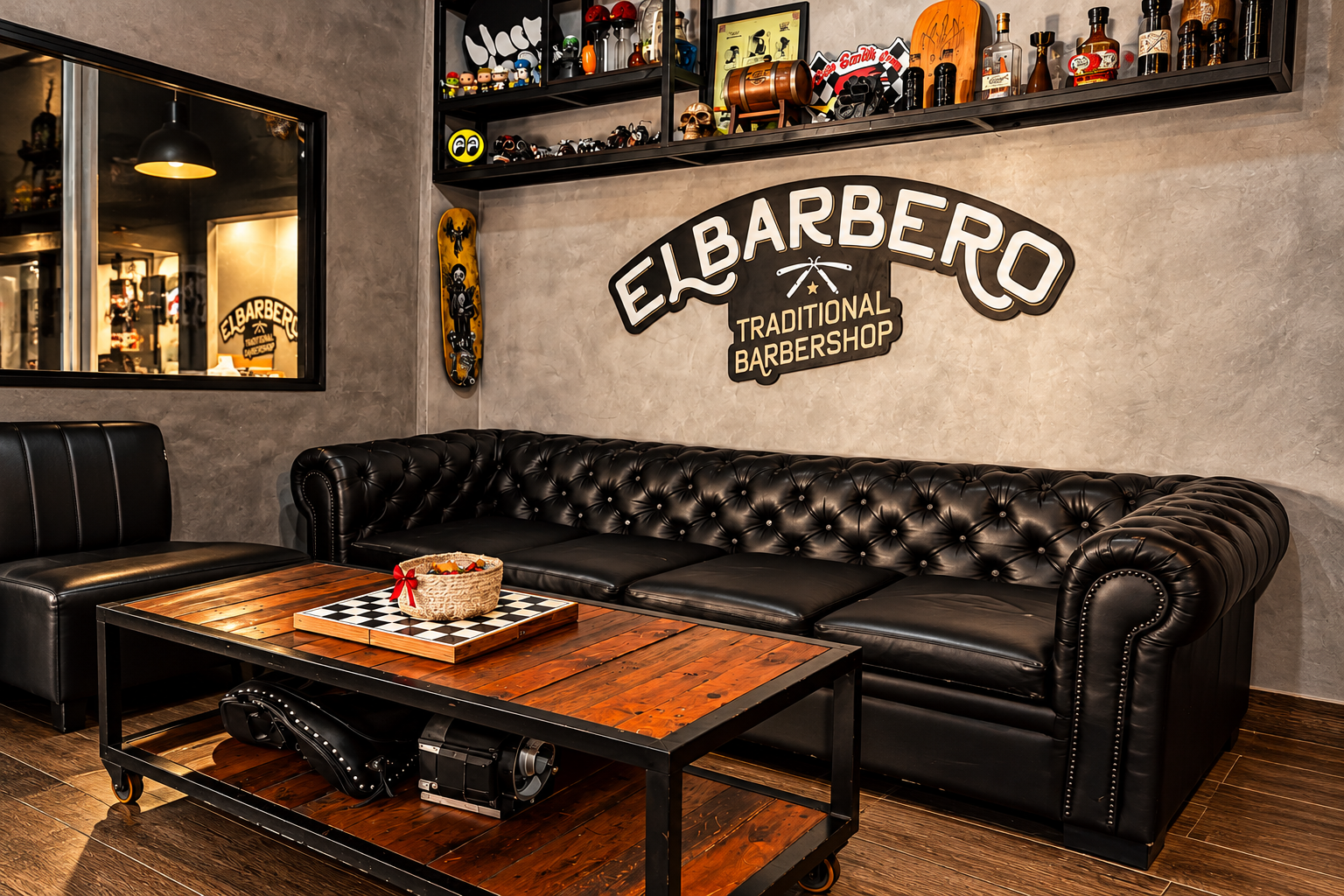 Interior acolhedor da El Barbero com sofá de couro e letreiro da barbearia